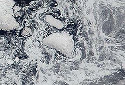 NASA-Bild von Resolution (mittig) und Edgell Island (oben)