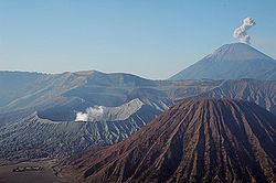 Mitte links der Vulkan Bromo. Im Hintergrund rechts der höchste Berg Javas, der Vulkan Semeru. Vorne rechts der Batok