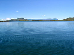 Sterkfontein Dam mit dem Platberg im Hintergrund