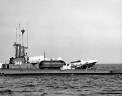 Eine Rakete startet horizontal vom Deck eines U-Bootes aus dem zweiten Weltkrieg