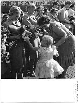 Bundesarchiv Bild 183-76014-0001, Bitterfeld, Rückkehr Teilnehmer Olympiade, Ingrid Krämer.jpg