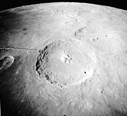 Mondkrater Theophilus und (im Hintergrund) Cyrillus. Links der Mondkrater Mädler. Foto: Apollo 16, NASA
