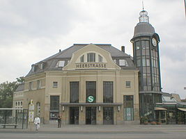 Eingangsgebäude des Bahnhofes Heerstraße