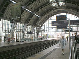 Die Halle des Bahnhofs: Regionalbahnsteig links, S-Bahn rechts