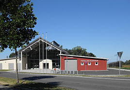 „Quellenhalle“, nach der Lazariter-Quelle am Schlatter Berg benannte Gemeindehalle und Feuerwehrgebäude, 2011 eröffnet