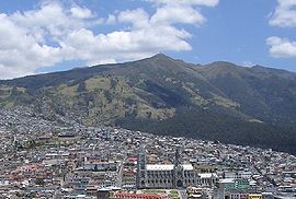 Quito mit dem Pichincha (im Vordergrund die Basílica del Voto Nacional)