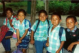 Kinder in Schuluniform in Bigi Poika, November 2002
