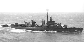 USS Halford mit Katapult und Bordflugzeug am 14. Juli 1943