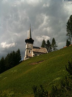 Neue Dorfkirche hoch über dem Landwassertal