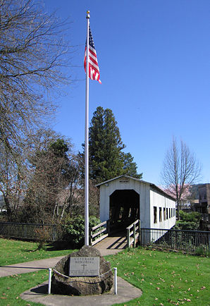Blick auf die Centennial Bridge und das Veterans Memorial in Cottage Grove, Oregon