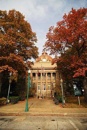 Das historische Mississippi County Courthouse, das auch heute noch einen Teil der Countyverwaltung beherbergt; seit 1978 im NRHP gelistet[1]