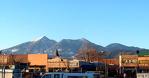 Innenstadt von Flagstaff mit Mt. Humphreys