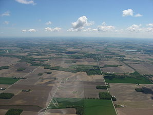 Luftaufnahme des Ortes und seiner Umgebung