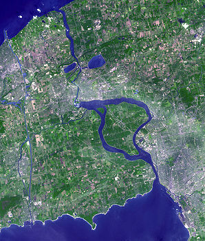 Satellitenbild des Niagara Rivers. Der Fluss verlässt den Eriesee im Bildvordergrund zum Ontariosee im Norden. Bevor er die Niagarafälle erreicht, fließt er um Grand Island herum.