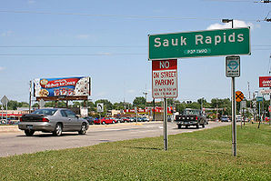 Ortseingang von Sauk Rapids vom Mississippi River her.
