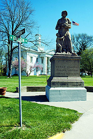 Madonna of the Trail- Statue vor dem Vandalia State House