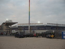 Das Playmobil-Stadion 2007, gesehen von Südwesten, links die Haupttribüne