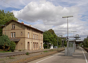 Bahnhof Ditzingen mit Bahnsteig.jpg