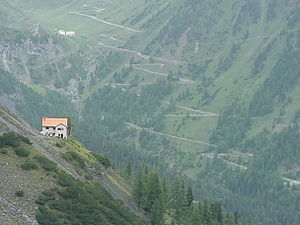 Berglhütte mit Stilfser-Joch-Straße