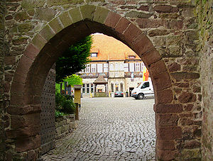 Tor zur Burg mit Blick in den Innenhof