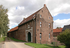 Südwestansicht der Burg Bourheim, im Vordergrund das Torhaus