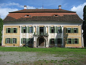 Hauptgebäude des Schlosses von der Parkseite
