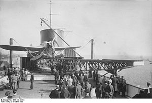 Das Flugzeug auf dem Katapult an Bord der Bremen.