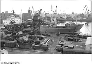 Bundesarchiv Bild 183-1982-0820-004, Wismar, Hafen, Güterwaggons.jpg