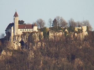 Vorderansicht der Burg Teck mit Sibyllenloch