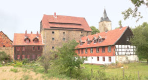 Burg Lutter, von links: Scheune, Verwalterhaus, Palas, Tagelöhnerhaus, dahinter Bergfried