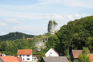 Burgruine Bärnfels mit dem Felsturm auf dem der Bergfried stand