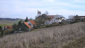 Der Burgstall Hochstein über dem Dorf
