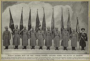 Russische Soldaten mit erbeuteten Standarten in Erzurum