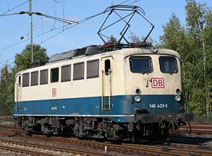 Eine Lok der Baureihe 140 in ozeanblau-beiger Farbgebung