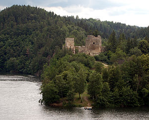 Die Burg über dem Dobrastausee
