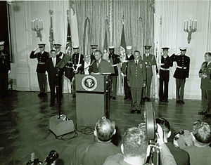 Captain Roger H. C. Donlon (rechts neben Johnson) wird die erste Medal of Honor des Vietnamkrieges verliehen