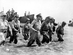 General MacArthur watet an den Strand von Leyte