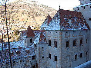 Die Südseite der Burg mit dem Pitschberg im Hintergrund - Aufnahme von der Skiabfahrt Saslong B.