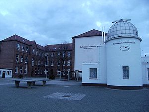 Schulhof im Jahr 2008 mit Sternwarte