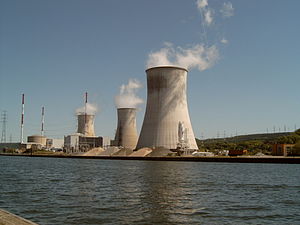 Blick auf das Kernkraftwerk mit seinen Kühltürmen