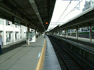 JREast-Higashi-jujo-station-platform.jpg