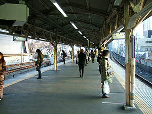 JREast-Okubo-station-platform-Chuo-main-line.jpg
