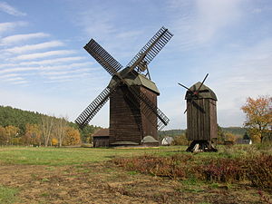 Große Paltrockmühle und kleine Bockwindmühle (Lehrmühle) im Jahr 2008, die Flügel der Miniaturmühle sind zur Reparatur abmontiert