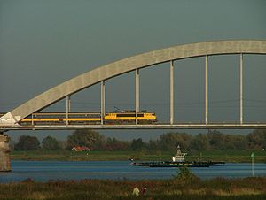 Ein Zug auf der Brücke über die Lek, bei Culemborg