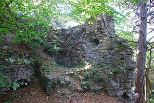 Reste des Bergfrieds der Burgruine Kammerstein