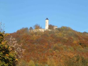 Die Burg Plesse vom Flecken Bovenden, OT Eddigehausen, aus gesehen