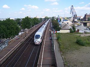 ICE auf der Westlichen Einführung der Riedbahn in Mannheim