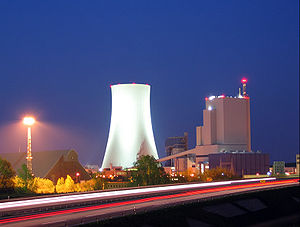 Steinkohlekraftwerk bei Nacht
