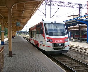 Ein Schienenbus verlässt dem Bahnhof Piła Główna  (Schneidemühl Hbf.) in Richtung Wałcz (Deutsch Krone)