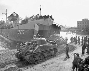 Mai 1944: Amerikanische Sherman-Panzer rollen im Hafen von Anzio aus dem Panzerlandungsschiff US 77.